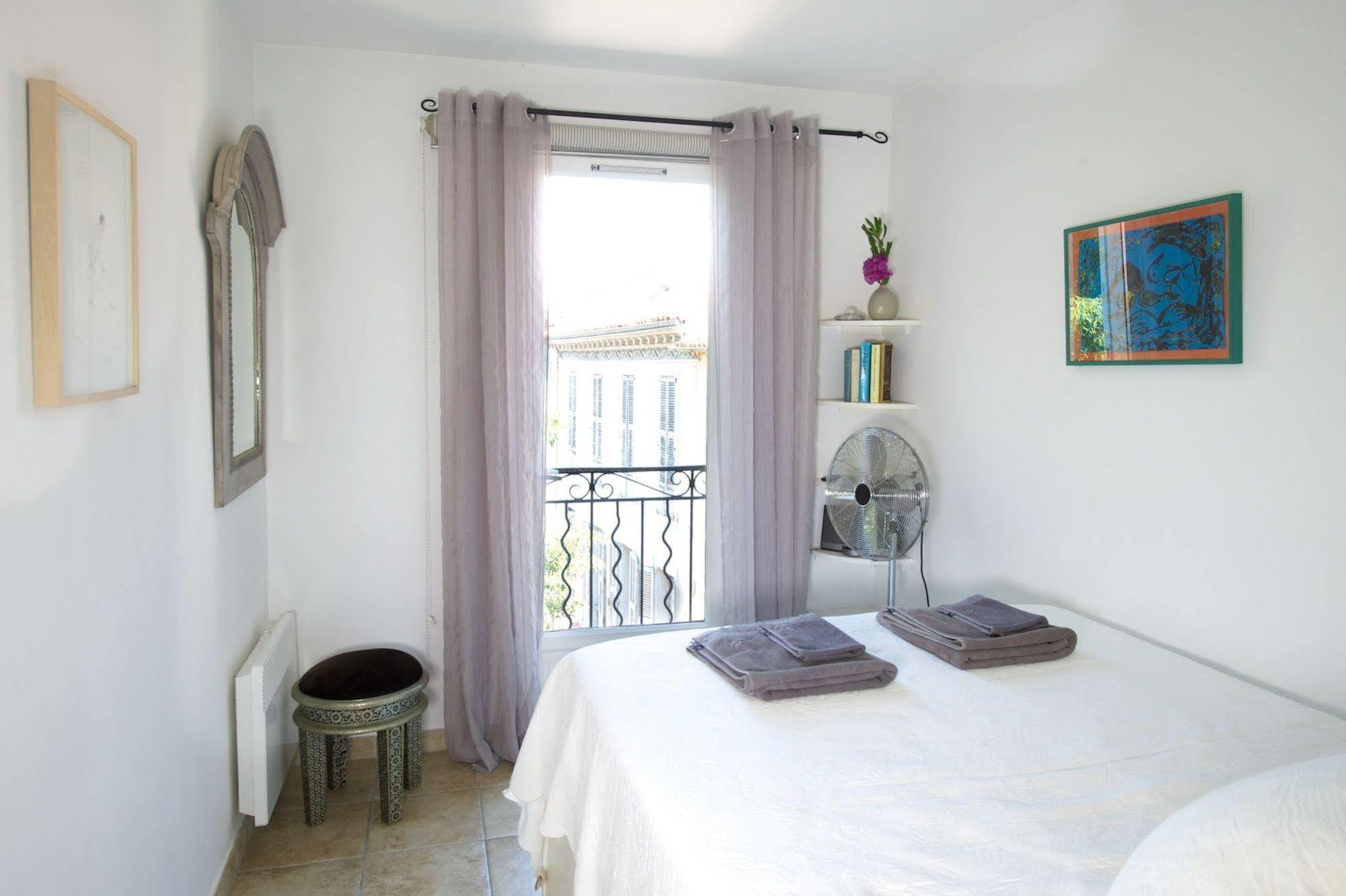 Rue Sade Bed & Breakfast อองทีบส์ ภายนอก รูปภาพ