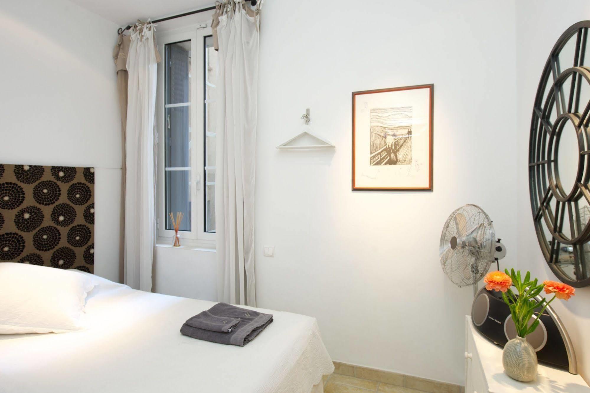 Rue Sade Bed & Breakfast อองทีบส์ ภายนอก รูปภาพ