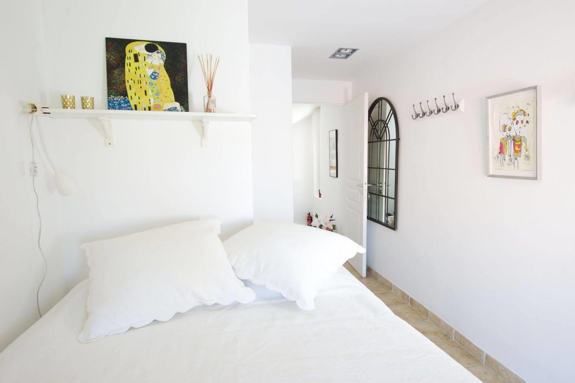 Rue Sade Bed & Breakfast อองทีบส์ ภายนอก รูปภาพ