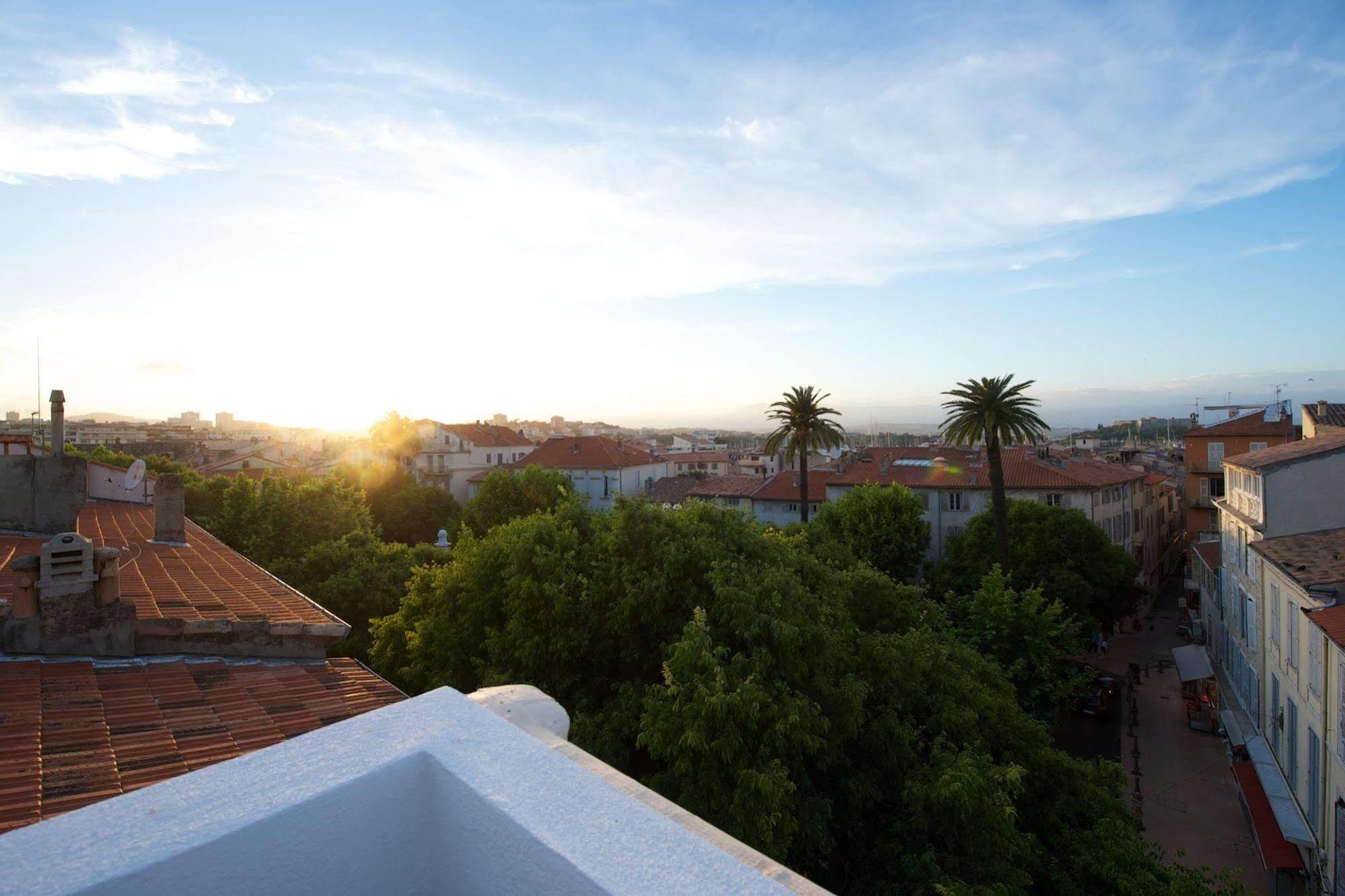Rue Sade Bed & Breakfast อองทีบส์ ภายนอก รูปภาพ