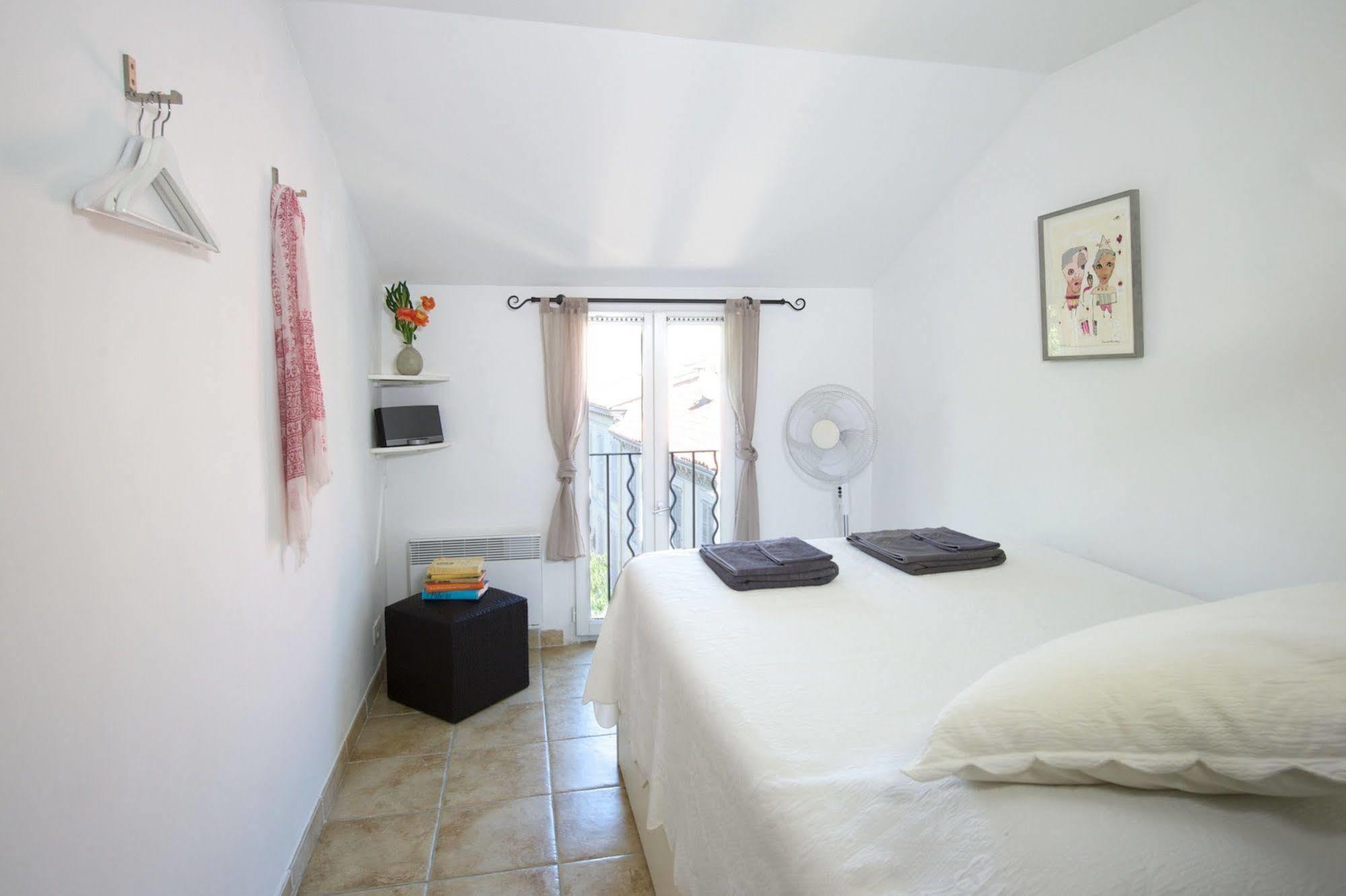 Rue Sade Bed & Breakfast อองทีบส์ ภายนอก รูปภาพ
