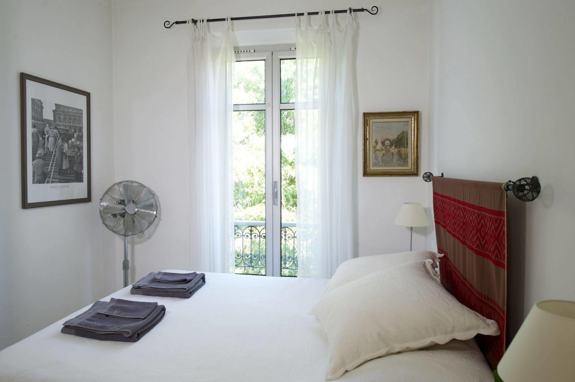 Rue Sade Bed & Breakfast อองทีบส์ ภายนอก รูปภาพ