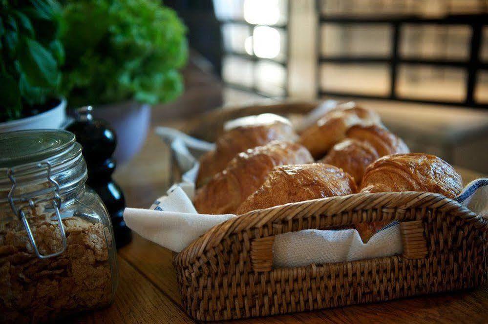 Rue Sade Bed & Breakfast อองทีบส์ ภายนอก รูปภาพ